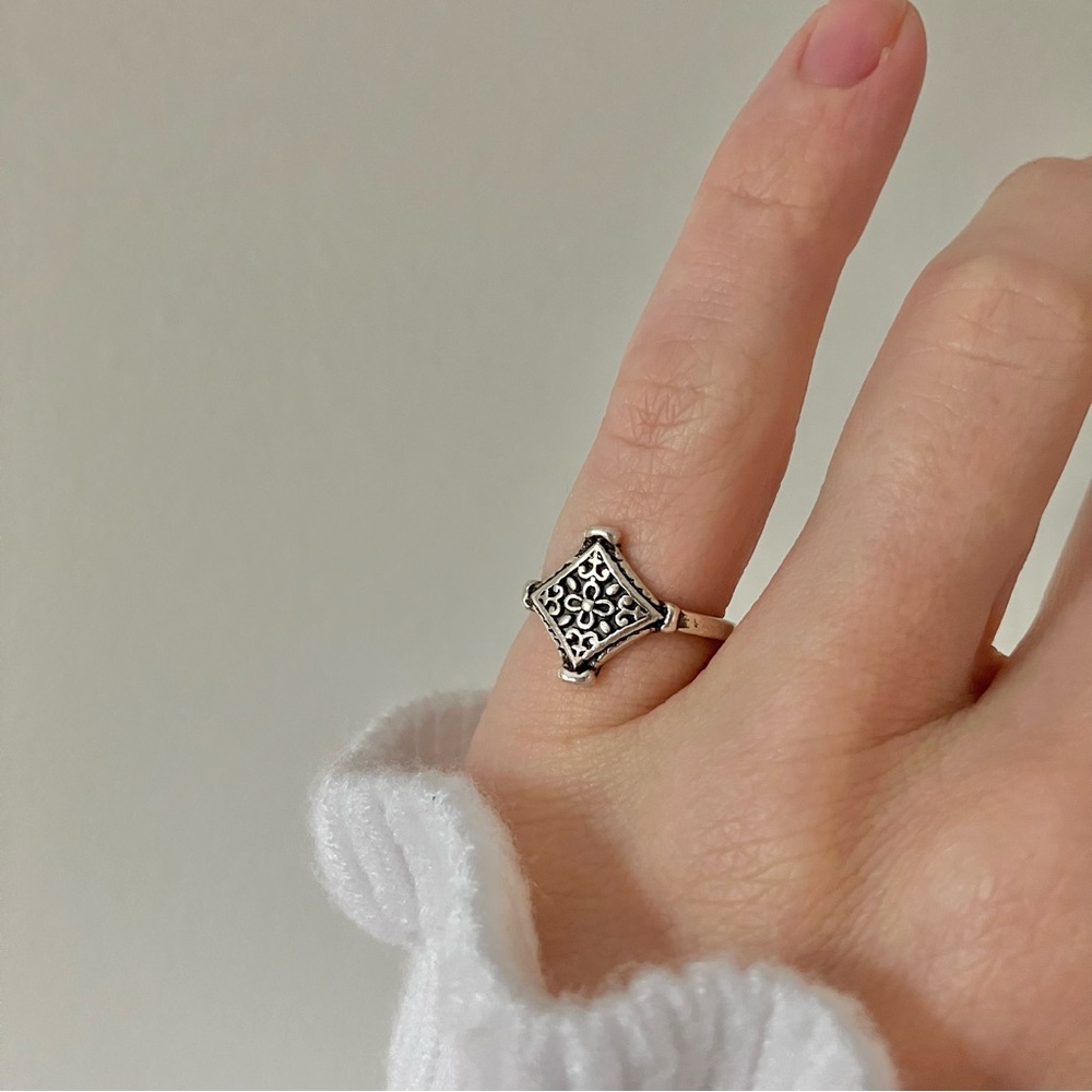 Elegant Silver Filigree Ring - Picture 2 of 12